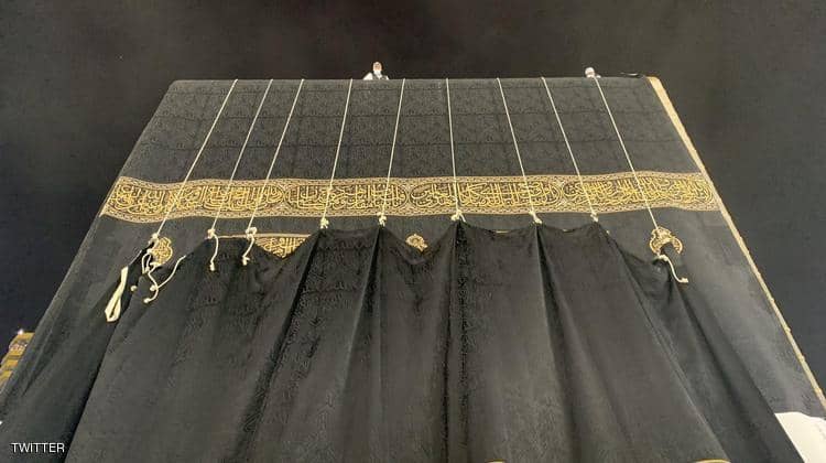 استبدال كسوة الكعبة المشرفة وسطحها