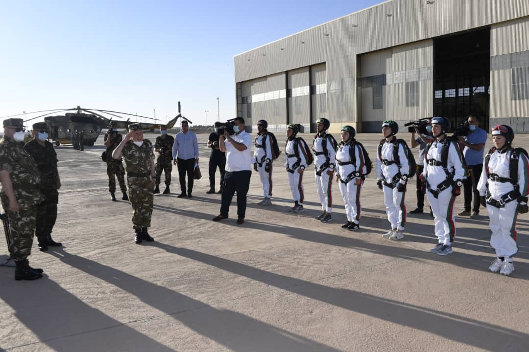الفريق السعيد شنقريحة يشرف على تنفيذ تمرين القفز المظلي الرياضي بالناحية  العسكرية الأولى 