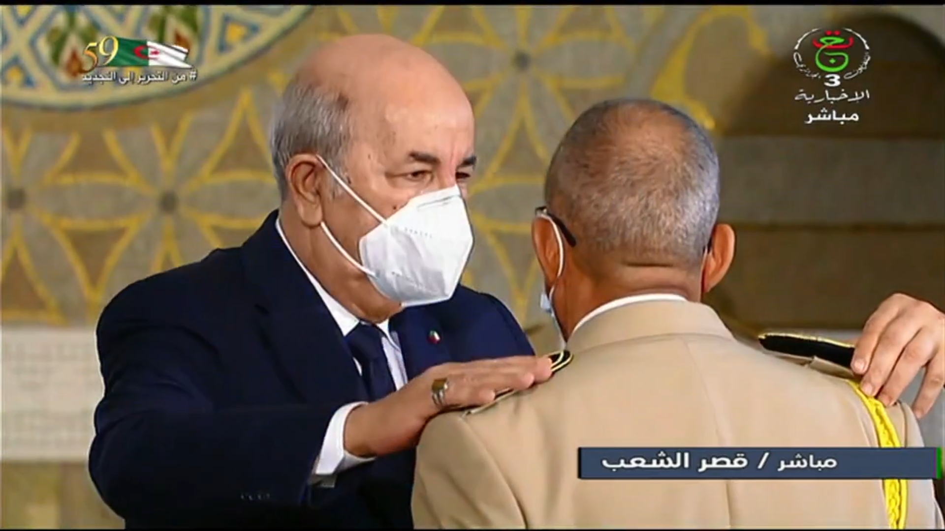   الرئيس تبون يشرف على حفل تقليد الرتب و إسداء الأوسمة لضباط الجيش الوطني الشعبي