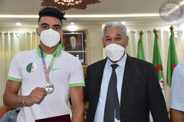 والي بسكرة يكرم البطل محمد علي قواند