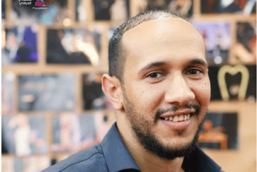 مخرج المسرحية فارس عبد الكريم للنصر 