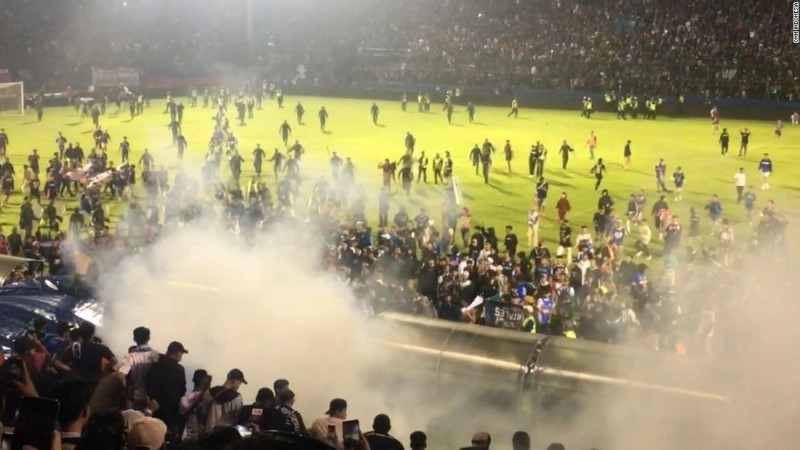 اندونيسيا: ارتفاع حصيلة ضحايا حادث التدافع في الملعب إلى 131 قتيلا