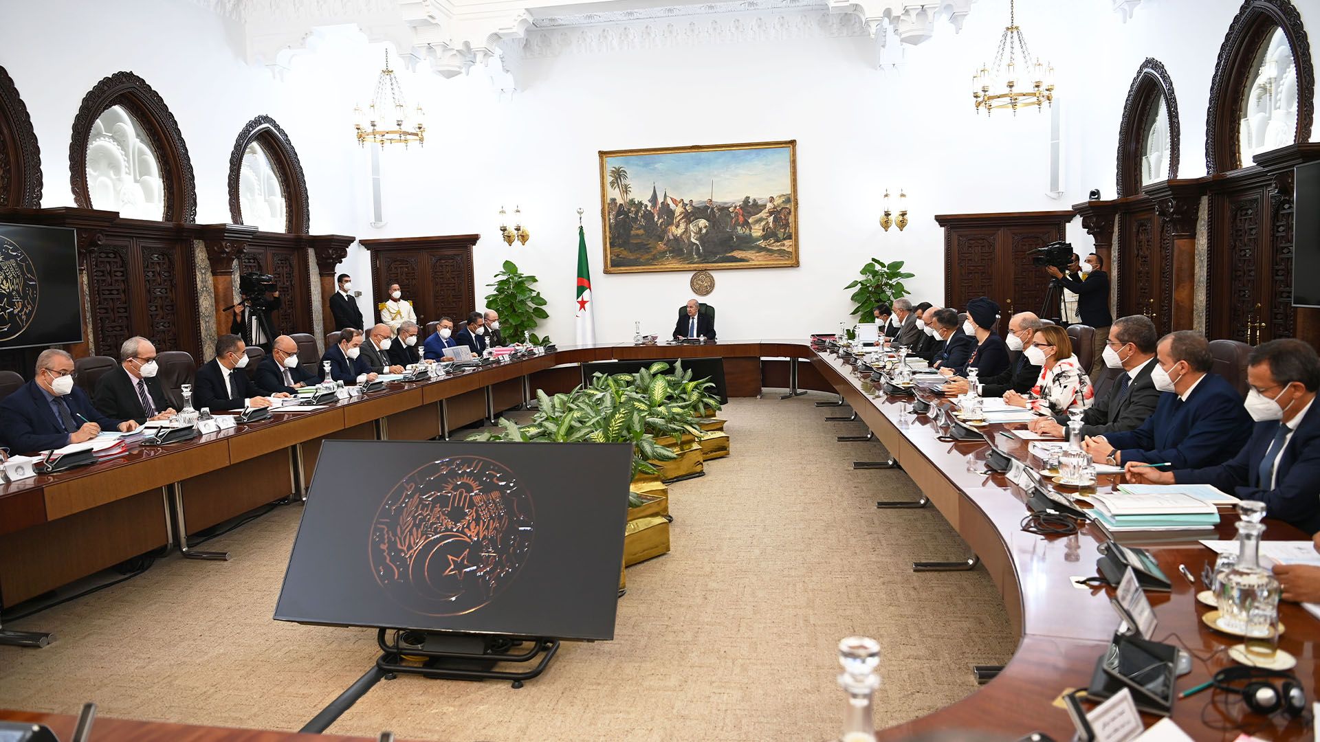الرئيس تبون خلال ترؤسه لاجتماع مجلس الوزراء: المساس بالاقتصاد الوطني جريمة