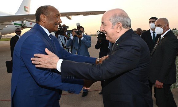  رئيس مجلس السيادة الانتقالي للسودان يحل بالجزائر للمشاركة في القمة العربية