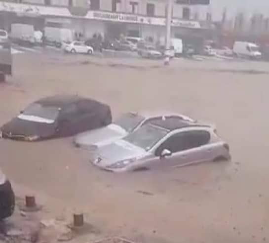 برج بوعريريج: أمطار غزيرة تتسبب في إرباك حركة السير وغرق مركبات