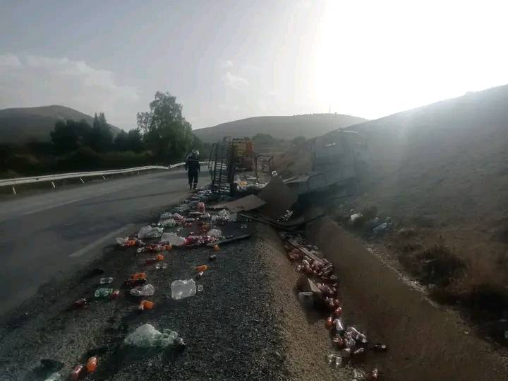 تبسة: انقلاب شاحنة محملة بالعصائر بفج القعقاع 