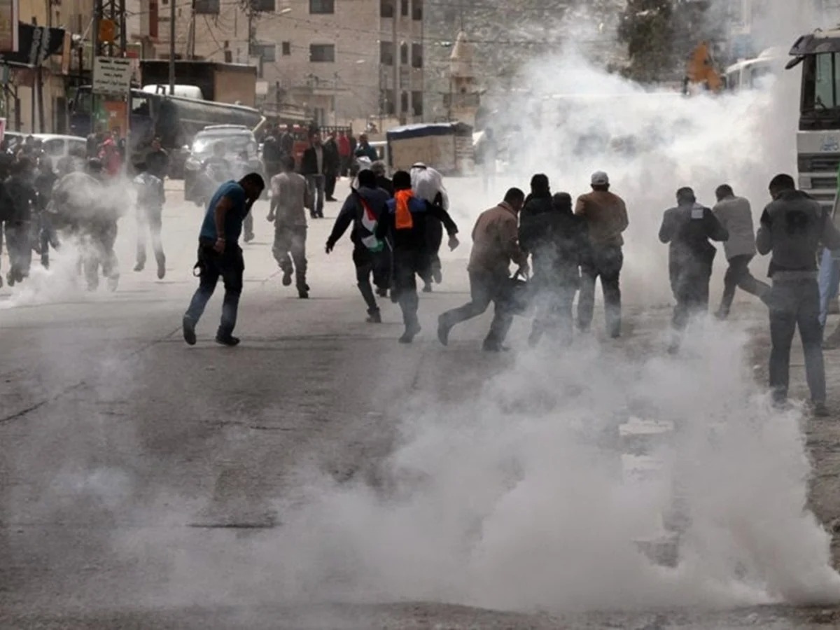 إصابة عشرات الفلسطينيين بالاختناق خلال مواجهات مع قوات الاحتلال في نابلس