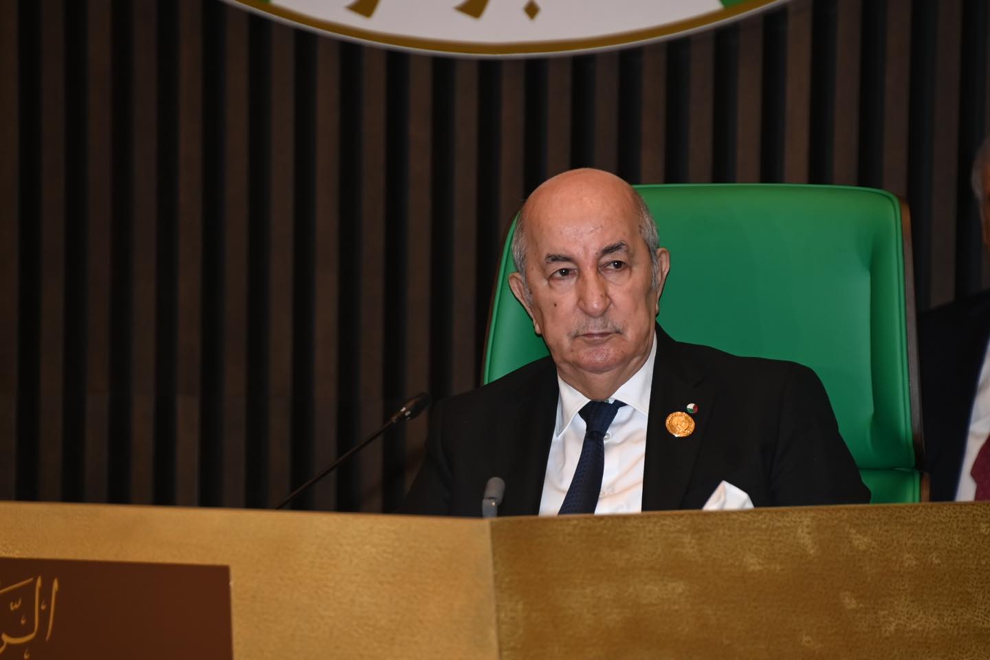 الرئيس تبون يشيد بجهود الإعلاميين في تغطية القمة العربية بالجزائر 