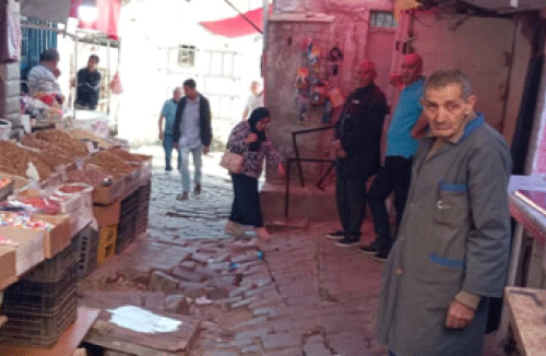 المكان يشهد تدهورا كبيرا: تسرب مائي يُحدث تصدعات بمحلات ومبان بالسويقة  