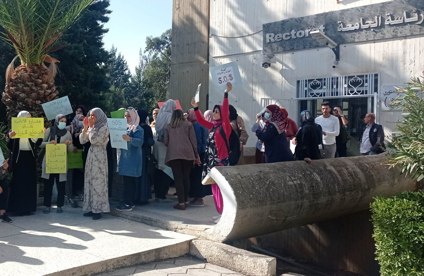 جامعة قسنطينة 1: أساتذة ينددون بمظاهر غير أخلاقية داخل مبنى كلية الآداب واللغات 
