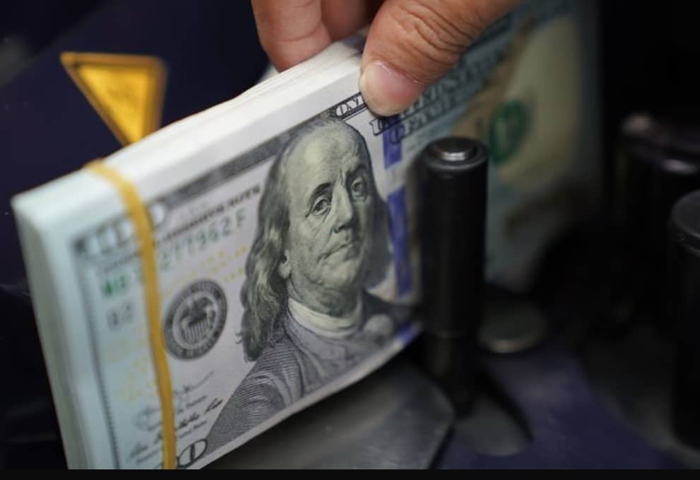 الدولار يتراجع واليوان يصعد وسط آمال تخفيف قيود 