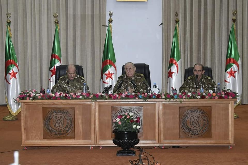 الفريق أول شنڨريحة  يشرف على مراسم تنصيب اللواء براكني قائدا جديدا للناحية العسكرية الثانية بوهران