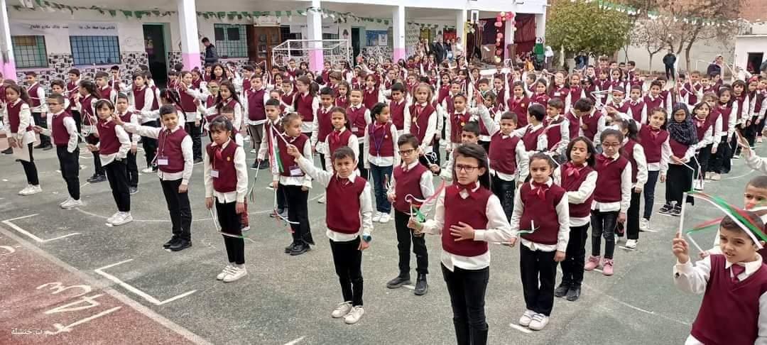 خنشلة: مدرسة كرزاي السعيد توحد زي تلاميذها 