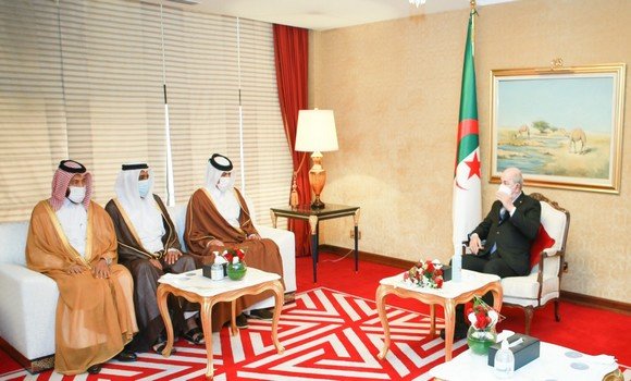  رئيس الجمهورية يستقبل بالدوحة رئيس رابطة رجال الأعمال القطريين