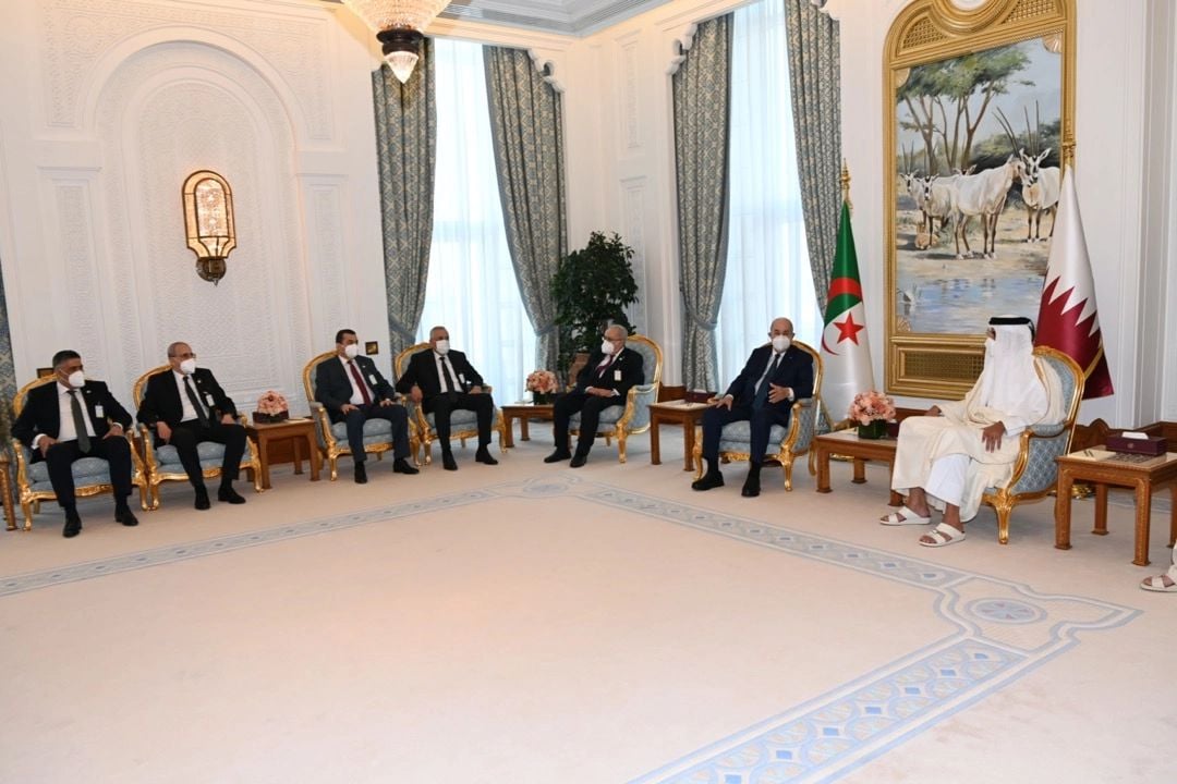 الرئيس تبون يتحادث مع أمير دولة قطر بالديوان الأميري بالدوحة