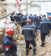 5 ساعات لإزالة خطر انهيار طابقين ببنايــــــــــــة قديمـــــــــــــــة 