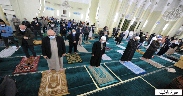 تخفيف الإجراءات الوقائية بالمساجد والإبقاء على الكمامة: إلغاء التباعد خلال أداء الصلوات الخمس والتراويح 