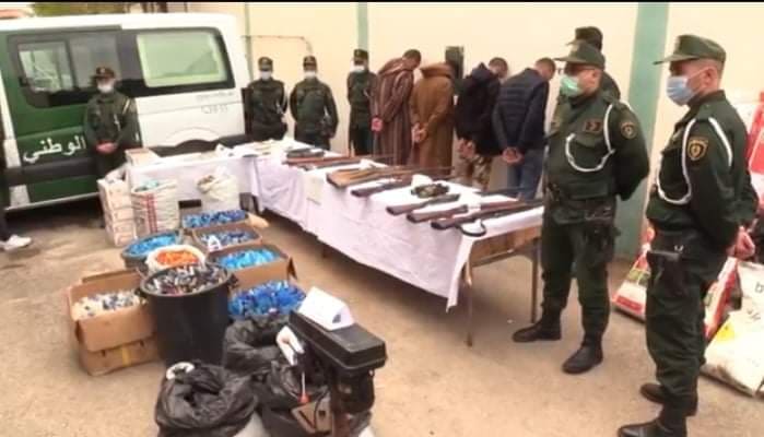 تم العثور بداخلها على قناطير من المواد المتفجرة و12 سلاحا 