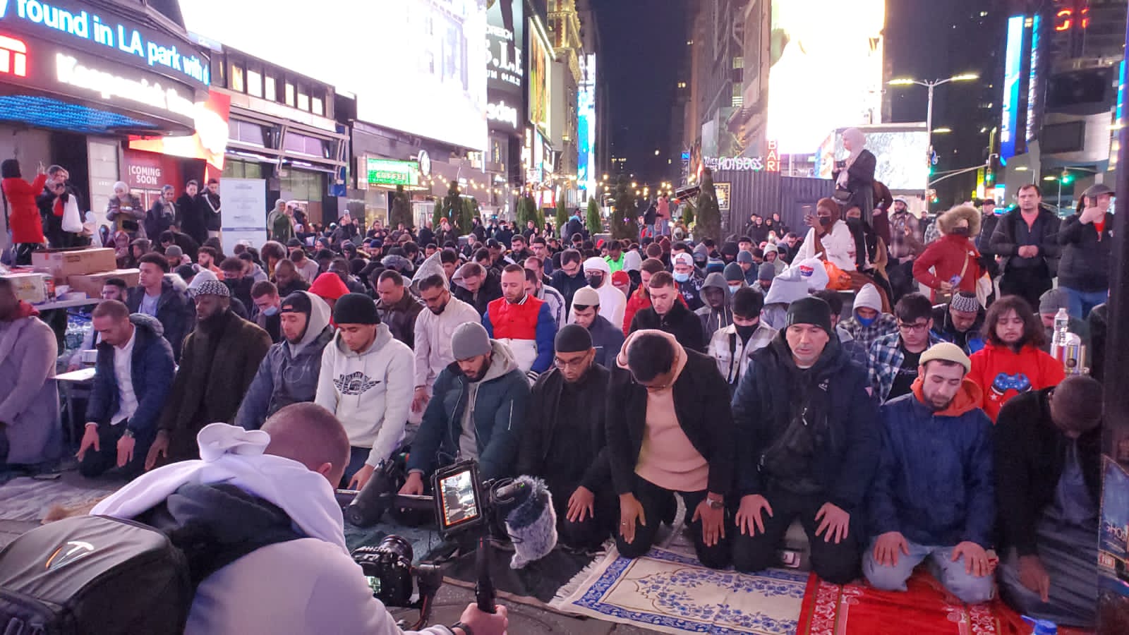 لأول مرة.. مسلمون يفطرون ويؤدون صلاة التراويح وسط نيويورك