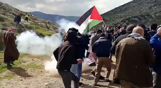 قوات الاحتلال تصيب 4 فلسطينيين بالرصاص والعشرات بالاختناق 