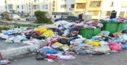 مدير المؤسسة يؤكد الاستجابة للمطالب: إضراب عمال النظافة يغرق علي منجلي في القمامة