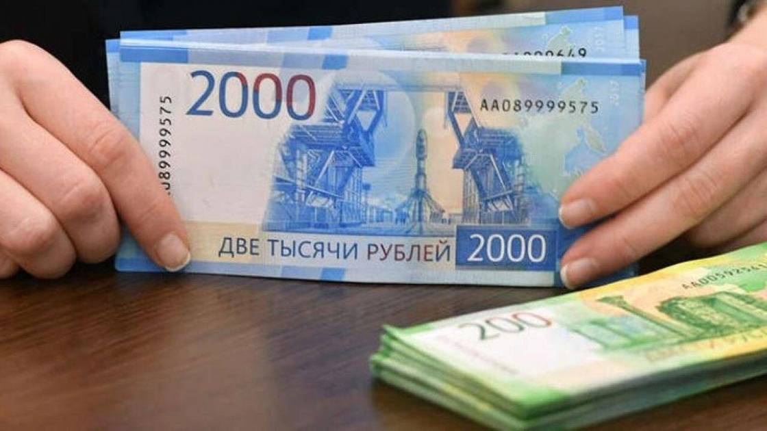 الدولار يتراجع أمام الروبل الروسي إلى أدنى مستوى منذ نحو عامين