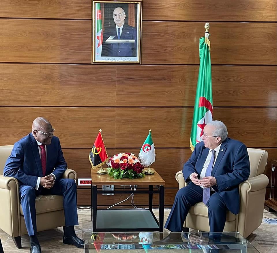 لعمامرة يستقبل السفير الأنغولي المتنقل حاملا رسالة للرئيس تبون
