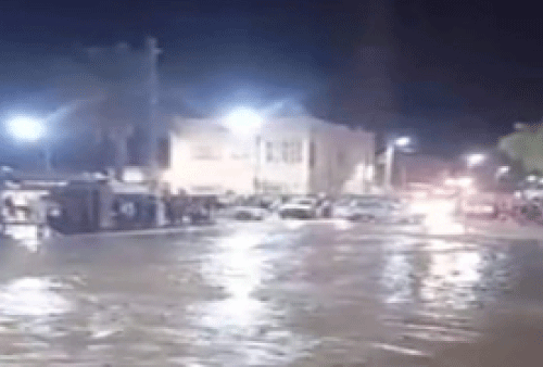 بسكرة: فيضانات تقطع الوطني 83 و تخلف خسائر في الفلاحة