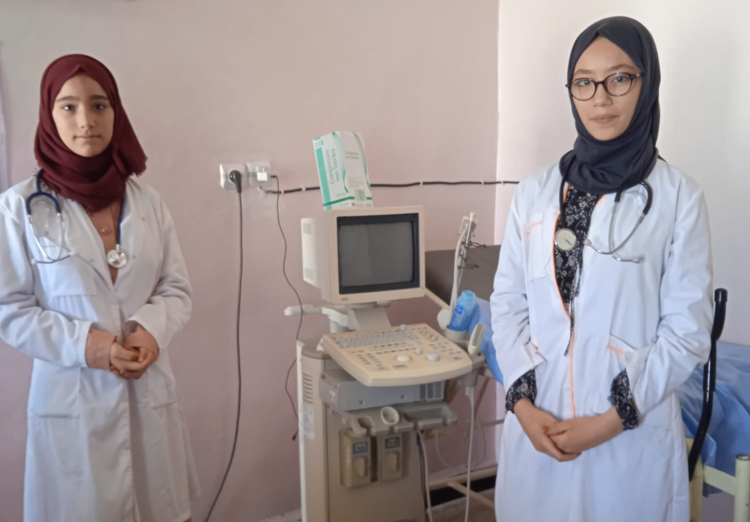 تبسة: مستشفى العوينات يحقق حلم تلميذتين متفوقتين بأن تصبحا طبيبتين 