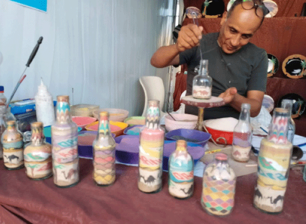 الحرفي جمال خريص للنصر: رمال وطننا لا مثيل لها والرسم بحباتها علامة جزائرية مميزة