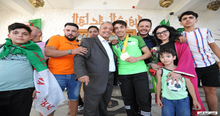 عاد من أمريكا متوّجا بذهبية الألعاب العالمية للكاراتي دو: استقـبــال مـمـيّــز للبطــل أنيــس حــلاســة بمــدينتــه قسنـطينــة