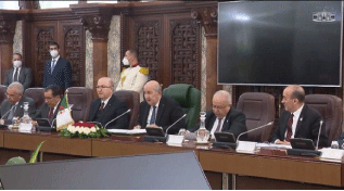  الوزير الأول يدعو المتعاملين الجزائريين والإيطاليين إلى بناء شراكات طموحة