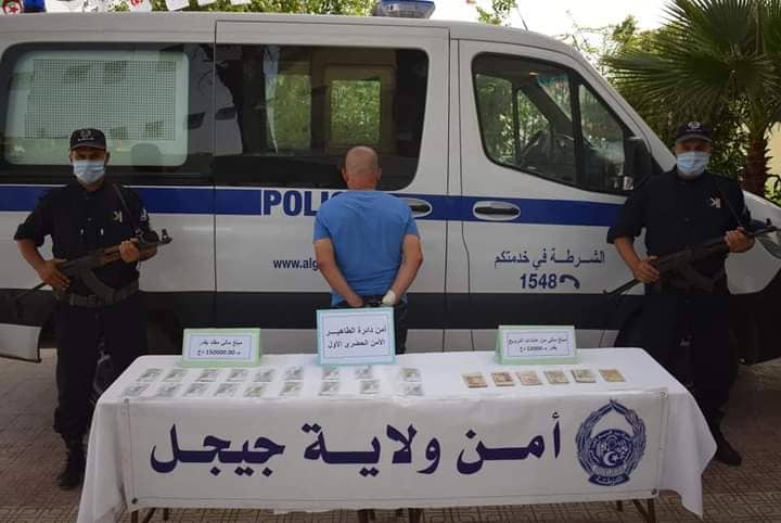 جيجل: توقيف شخص وحجز 15 مليون سنتيم مزورة