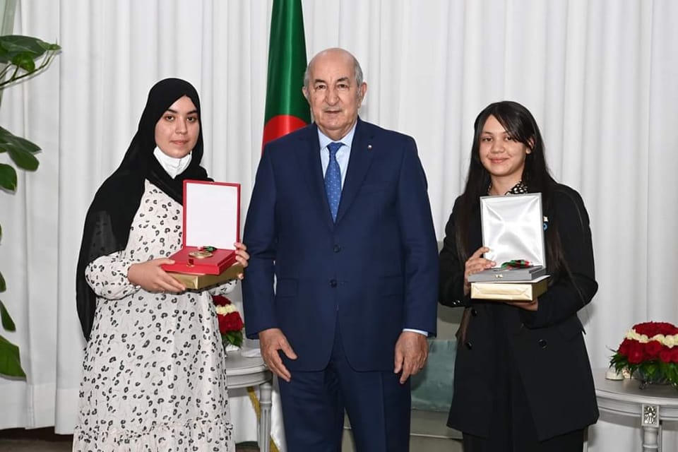  رئيس الجمهورية يستقبل و يكرم المتفوقتين الأولى و الثانية وطنيا  في امتحان البكالوريا 2022