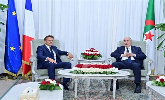 الرئيس تبون يخص نظيره الفرنسي باستقبال رسمي بمقر رئاسة الجمهورية