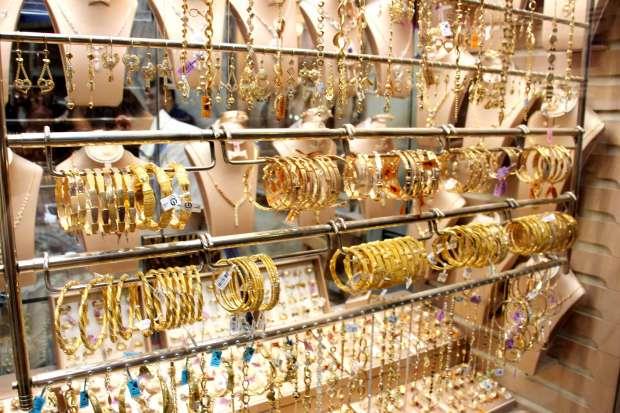 أسعار الذهب تستقر مع ارتفاع أسعار الدولار 