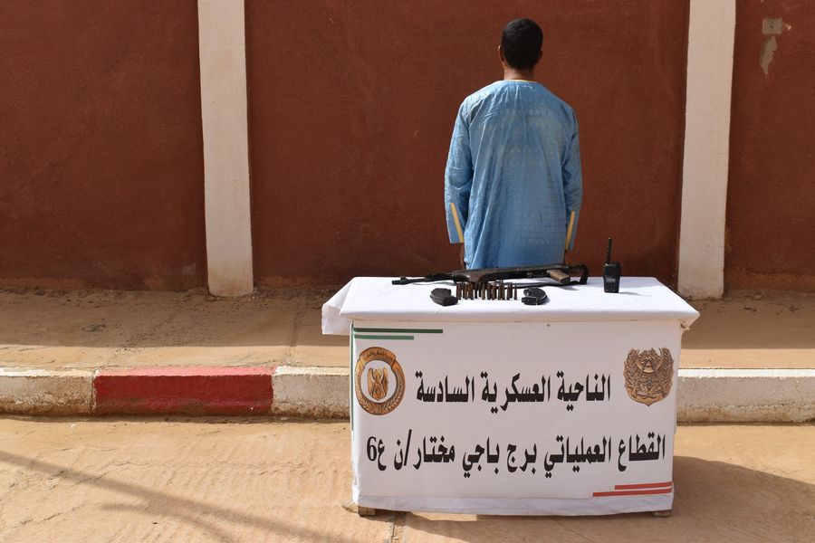 وزارة الدفاع: إرهابي يسلم نفسه إلى السلطات العسكرية ببرج باجي مختار