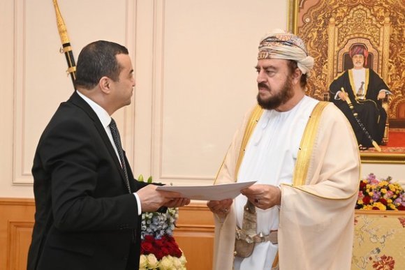 الرئيس تبون يوجه دعوة لسلطان عمان للمشاركة في القمة العربية بالجزائر