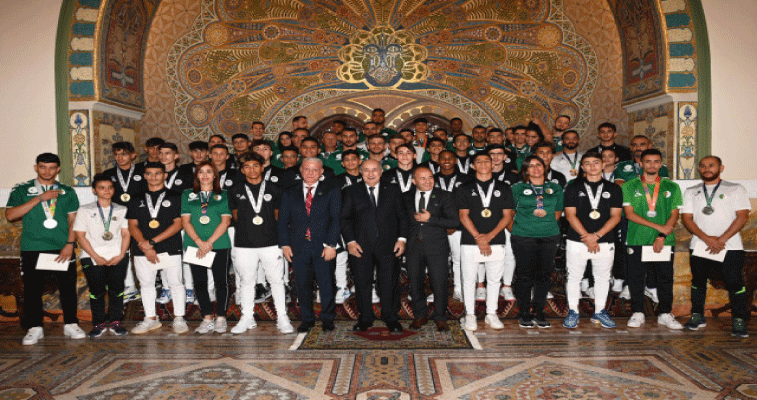 الرئيس تبون يكرّم المنتخب الوطني لأقل من 17 سنة المتوج بالكأس العربية والرياضيين المتألقين 