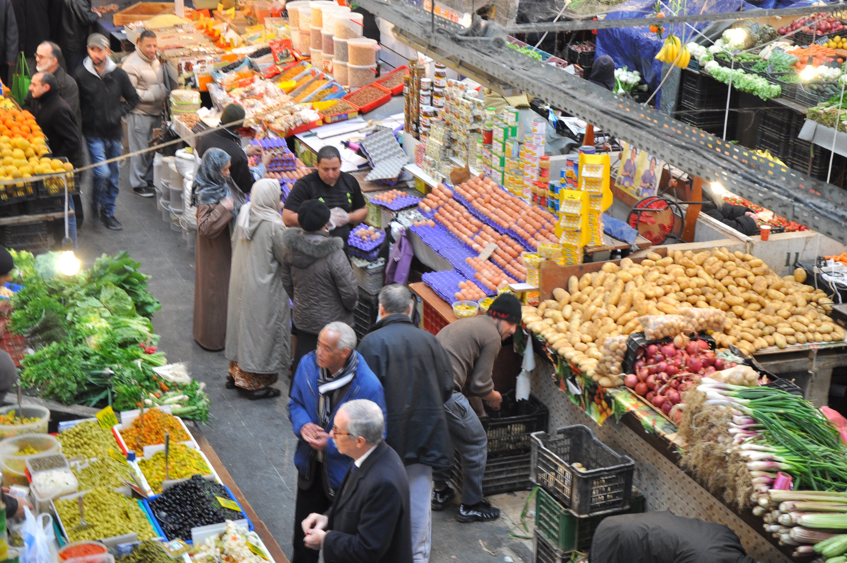 رزيق: اتخاذ عدة تدابير لضبط عملية تسويق الخضر واللحوم والحليب