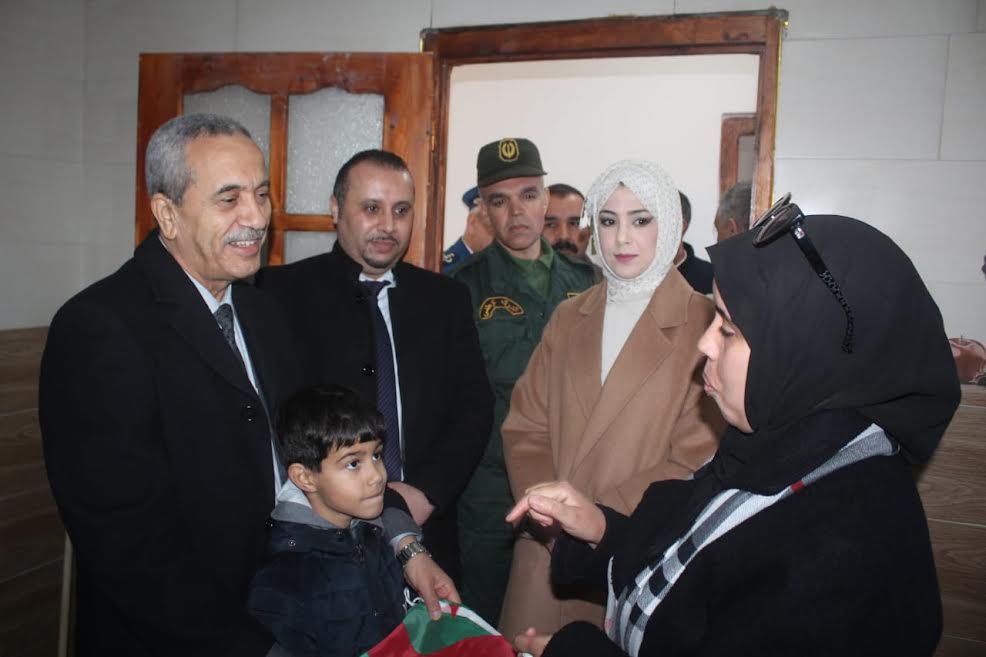 الطارف: تسليم مفاتيح سكن أرضي لعائلة أحد ضحايا الحرائق ببلدية العيون 