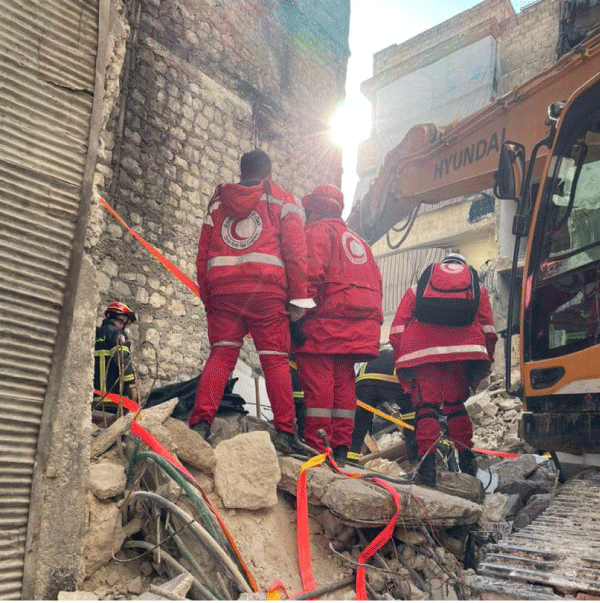 إلى جانب تسخير مسعفين متطوعين في صفوف الهلال الأحمر الجزائري: إرسال حوالي 215 طنا من المساعدات إلى تركيا وسوريا