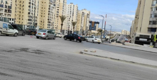 علي منجلي بقسنطينة: معاناة السائقين بسبب ممهـلات عشوائية ونقص إشـارات المـرور