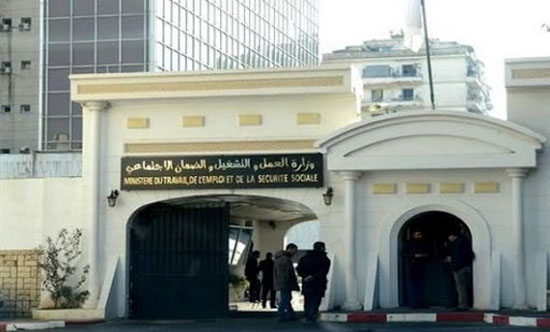 وزارة العمل توضح بشأن 