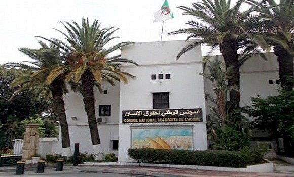المجلس الوطني لحقوق الانسان يدعو إلى تكثيف التحسيس بالمبادئ الديمقراطية في  البرامج التعليمية