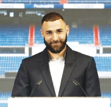 رسالة مؤثرة من بن زيمة في مؤتمر الوداع: تمنيـت الاعتـزال في ريـال مدريـد ولكـن..