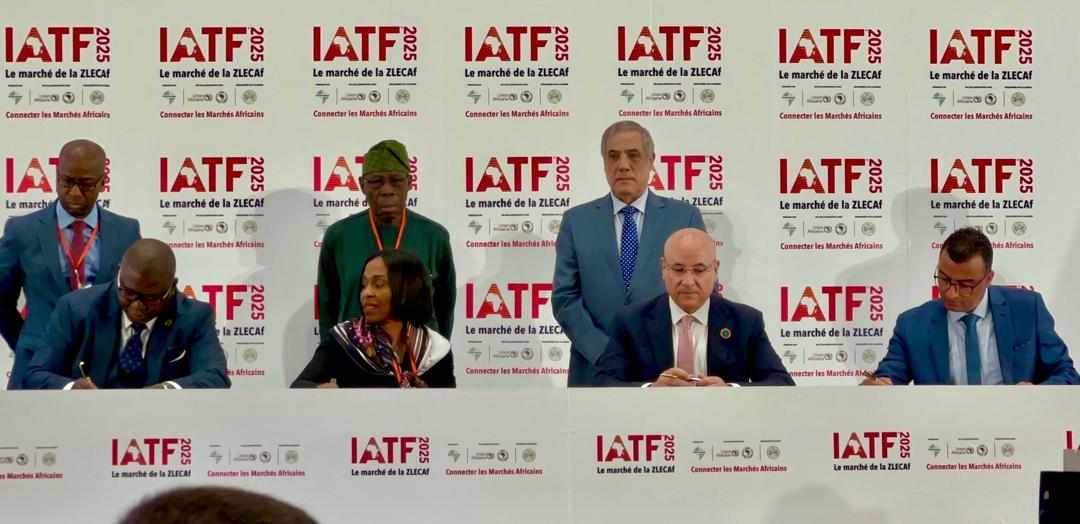 الوزير الأول يشرف على مراسم توقيع اتفاقية احتضان الجزائر لمعرض التجارة البينية الافريقية