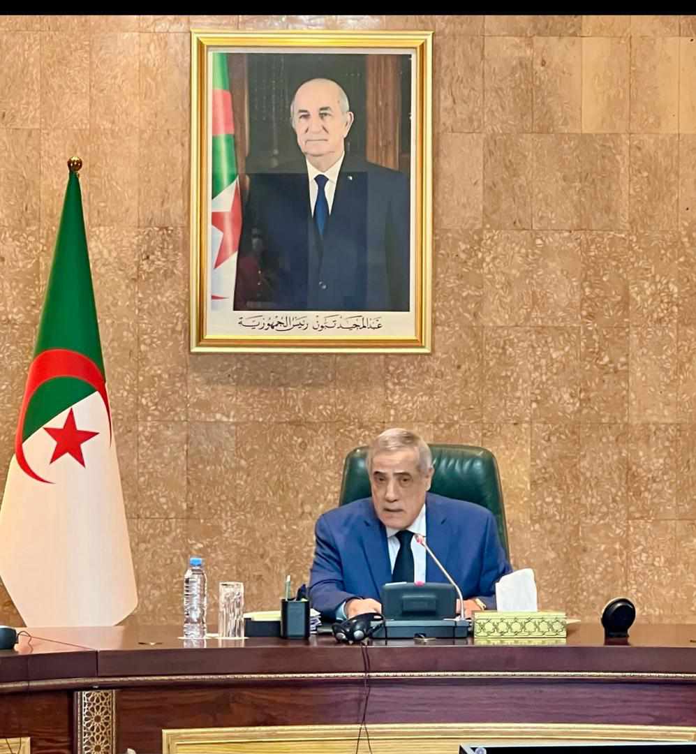 الحكومة تدرس مشاريع متعلقة بمحاربة المضاربة وتسيير النفايات وتسهيل النقل الجوي