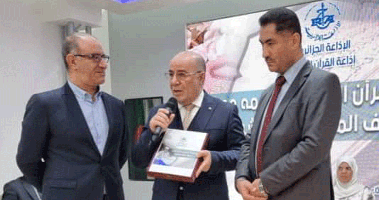 لعقاب خلال تسلّم نسخة من المصحف الصوتي : على إذاعــــة القــــرآن الكريــــم لعــــب دور ريـــــادي في معركـــــة الوعـــــــي
