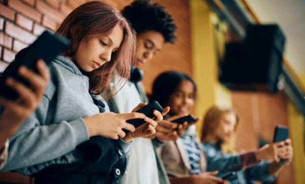 مختصون يحذرون ويؤكدون: شبكات التواصل يمكن أن تؤثر على الصحة العقلية للشباب